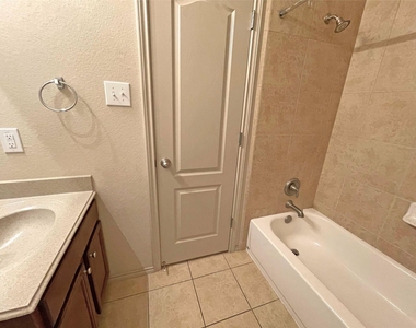 524 Cameron Cv - Photo Thumbnail 13
