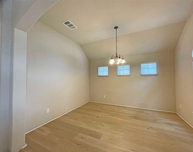 524 Cameron Cv - Photo Thumbnail 3