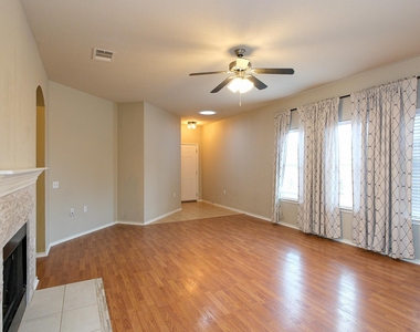 10312 Lone Pine Ln - Photo Thumbnail 3