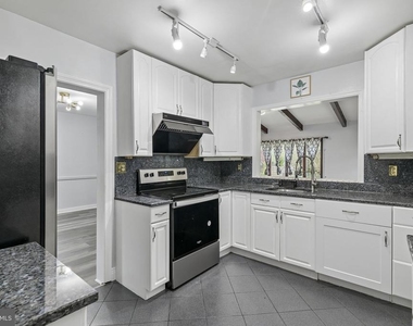 556 Anne Street - Photo Thumbnail 32
