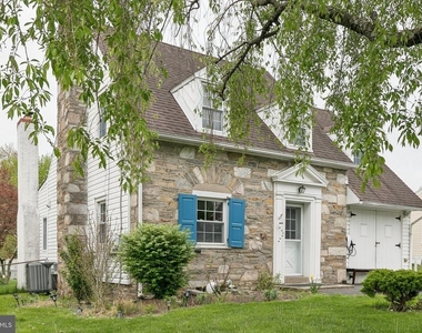 556 Anne Street - Photo Thumbnail 2
