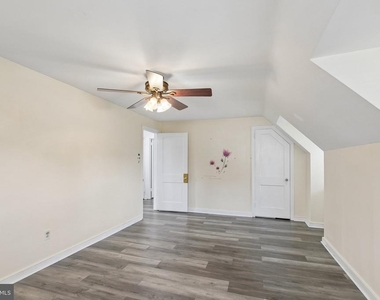 556 Anne Street - Photo Thumbnail 15