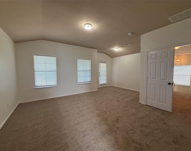 104 Lava Bed Dr - Photo Thumbnail 2