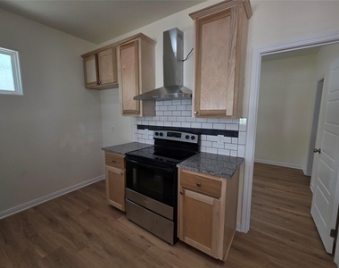 100 E 7th St - Photo Thumbnail 2