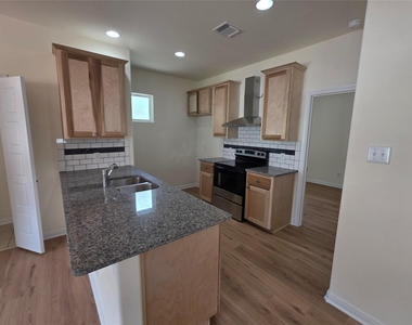 100 E 7th St - Photo Thumbnail 1