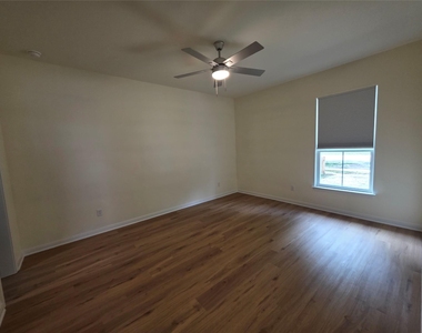 100 E 7th St - Photo Thumbnail 6