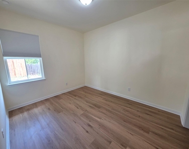 100 E 7th St - Photo Thumbnail 4