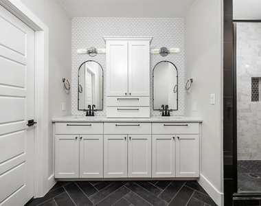 408 W 16th St - Photo Thumbnail 27