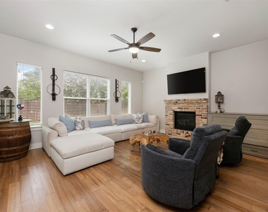 408 W 16th St - Photo Thumbnail 8