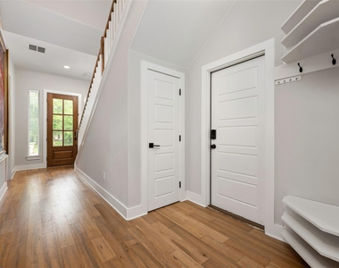 408 W 16th St - Photo Thumbnail 20