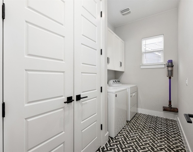 408 W 16th St - Photo Thumbnail 18