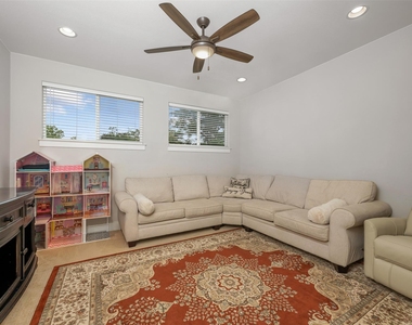 408 W 16th St - Photo Thumbnail 24