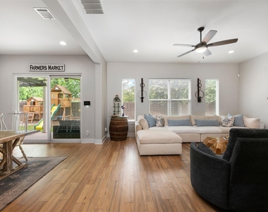 408 W 16th St - Photo Thumbnail 7