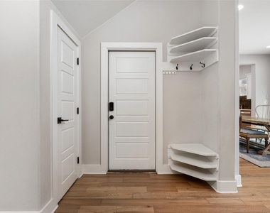 408 W 16th St - Photo Thumbnail 19