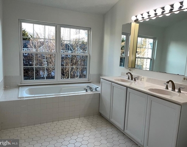 15 Halstead Place - Photo Thumbnail 10