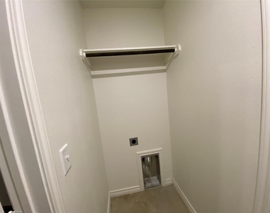 2320 Duntov Dr - Photo Thumbnail 13