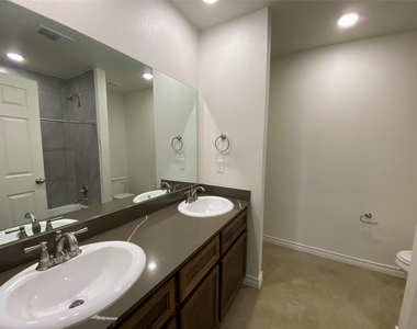 2320 Duntov Dr - Photo Thumbnail 25