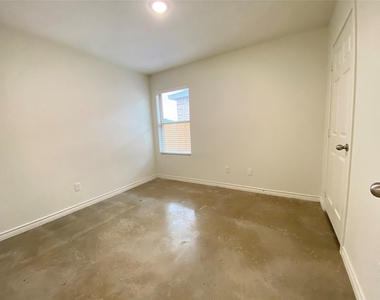 2320 Duntov Dr - Photo Thumbnail 22