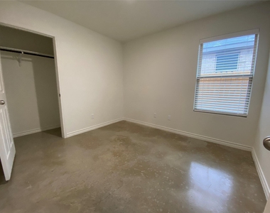 2320 Duntov Dr - Photo Thumbnail 20