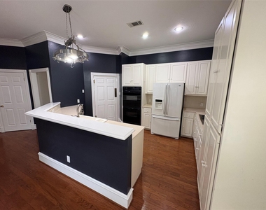 1204 W 39th St - Photo Thumbnail 12