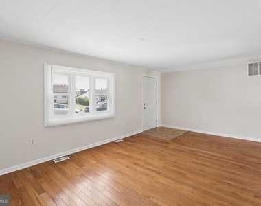 30 Girard Avenue - Photo Thumbnail 3