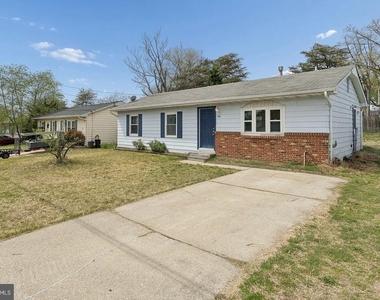 30 Girard Avenue - Photo Thumbnail 1
