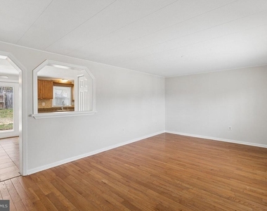 30 Girard Avenue - Photo Thumbnail 2