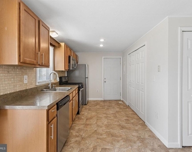 30 Girard Avenue - Photo Thumbnail 6