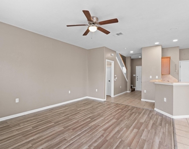 7502 Lazy Creek Dr - Photo Thumbnail 2