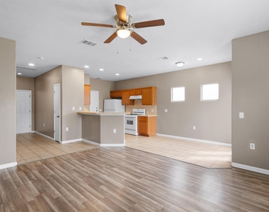7502 Lazy Creek Dr - Photo Thumbnail 4
