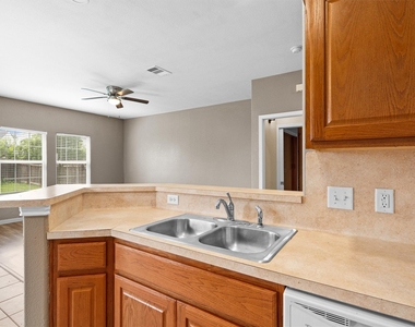 7502 Lazy Creek Dr - Photo Thumbnail 9