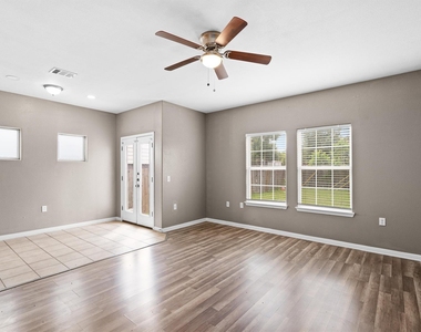 7502 Lazy Creek Dr - Photo Thumbnail 3