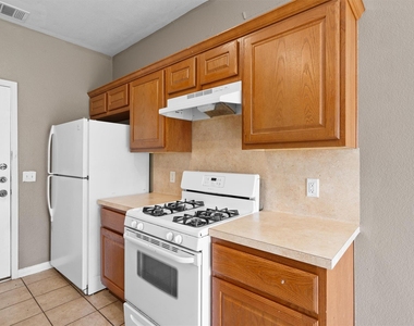 7502 Lazy Creek Dr - Photo Thumbnail 8