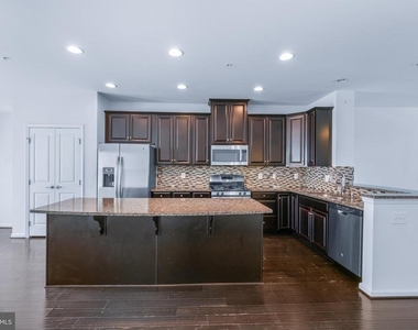 5365 S Center Drive - Photo Thumbnail 6