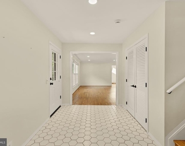 8416 Fox Run - Photo Thumbnail 6