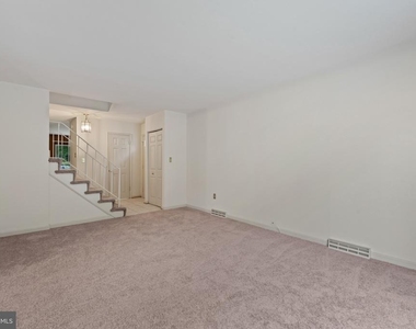 2001 Vista Lane - Photo Thumbnail 5