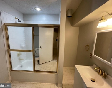 527 Greenblades Court - Photo Thumbnail 10