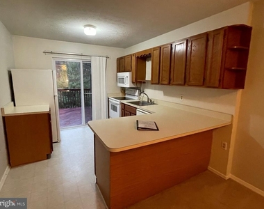 527 Greenblades Court - Photo Thumbnail 5