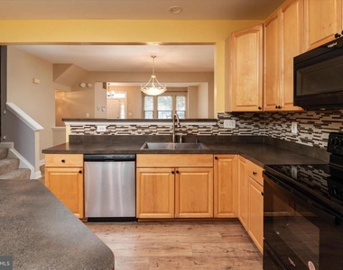 824 Stonehurst Court - Photo Thumbnail 10