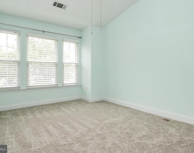 824 Stonehurst Court - Photo Thumbnail 20