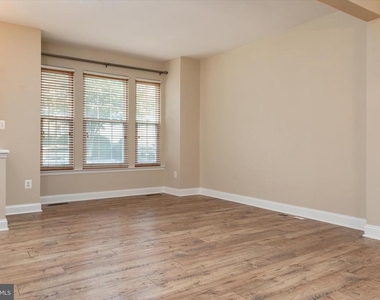 824 Stonehurst Court - Photo Thumbnail 3