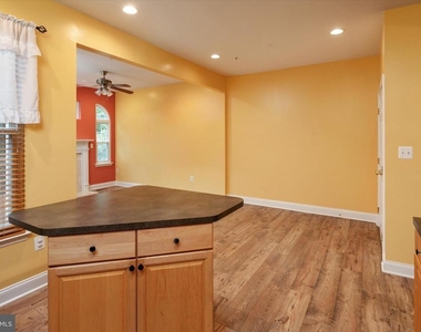 824 Stonehurst Court - Photo Thumbnail 11