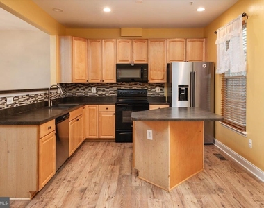 824 Stonehurst Court - Photo Thumbnail 9