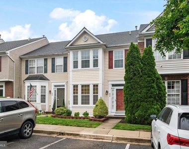 824 Stonehurst Court - Photo Thumbnail 1