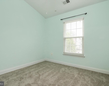 824 Stonehurst Court - Photo Thumbnail 23