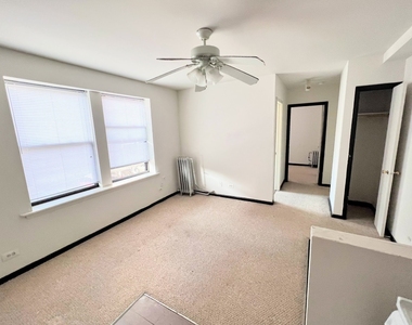 3933 N Clarendon Avenue - Photo Thumbnail 9