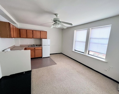 3933 N Clarendon Avenue - Photo Thumbnail 4