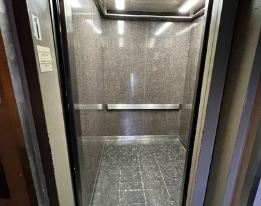 3933 N Clarendon Avenue - Photo Thumbnail 2