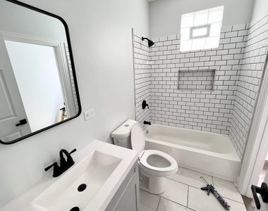 3933 N Clarendon Avenue - Photo Thumbnail 11