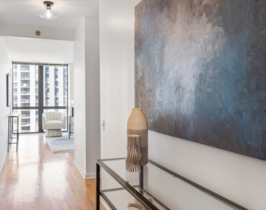 1122 N Clark Street - Photo Thumbnail 5